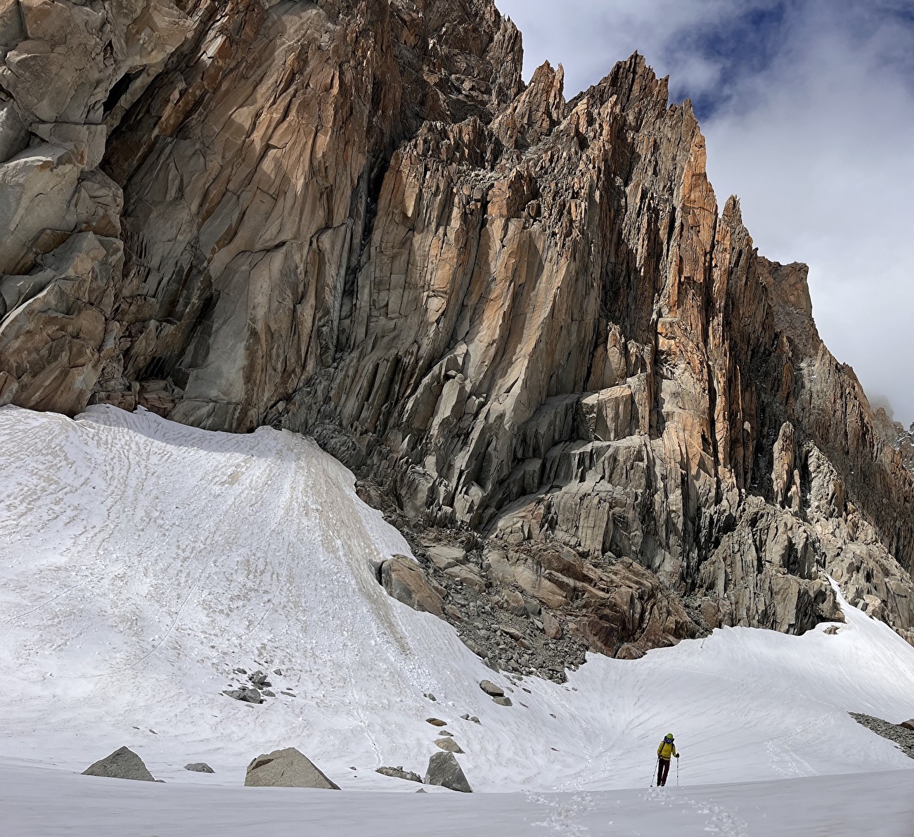 Nasim Eshqi, Sina Heidari - La première ascension de 'Rise up for human rights' sur Le Minaret dans le massif du Mont Blanc (Nasim Eshqi, Sina Heidari, Michel Piola 09/2023)