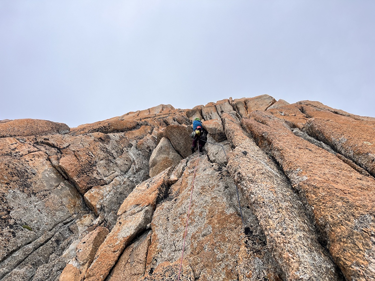 Nasim Eshqi, Sina Heidari - La première ascension de 'Rise up for human rights' sur Le Minaret dans le massif du Mont Blanc (Nasim Eshqi, Sina Heidari, Michel Piola 09/2023)