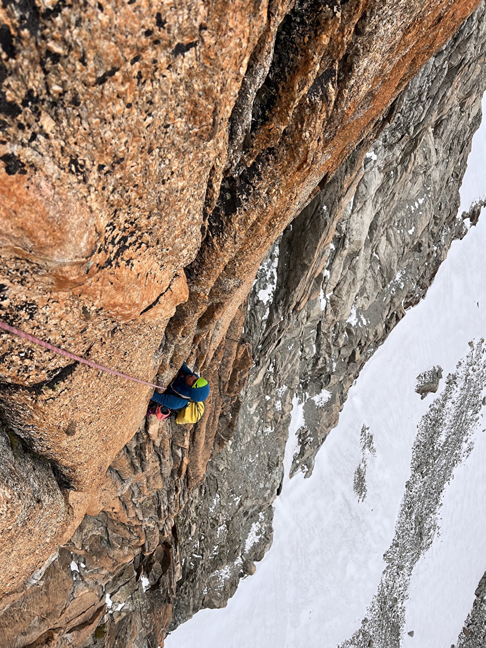 Nasim Eshqi, Sina Heidari - La première ascension de 'Rise up for human rights' sur Le Minaret dans le massif du Mont Blanc (Nasim Eshqi, Sina Heidari, Michel Piola 09/2023)