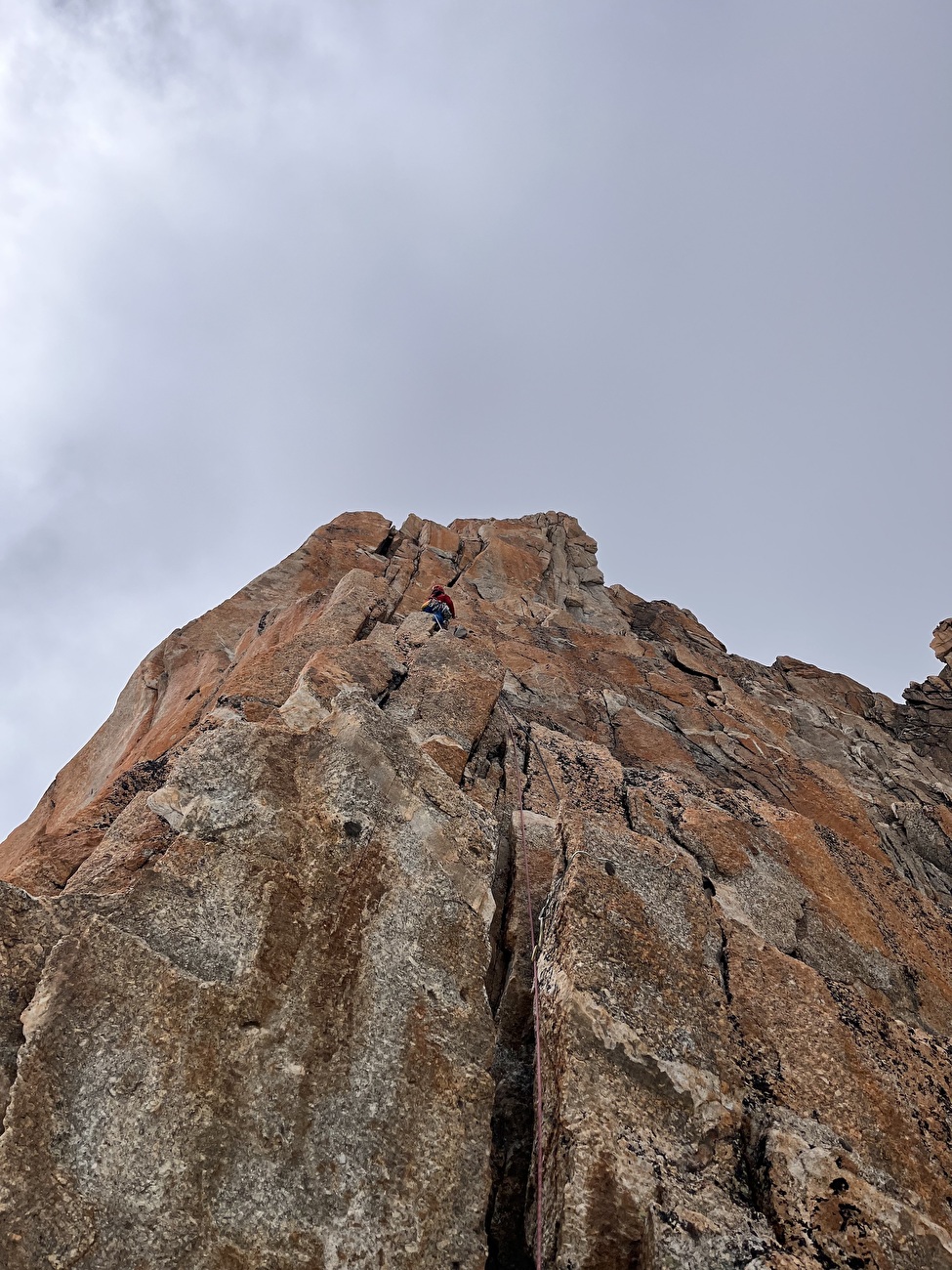 Nasim Eshqi, Sina Heidari - La première ascension de 'Rise up for human rights' sur Le Minaret dans le massif du Mont Blanc (Nasim Eshqi, Sina Heidari, Michel Piola 09/2023)