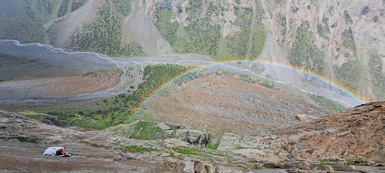 Pyramide du Pamir, vallée de Karavshin, Ak-su, Pamir Alai, Kirghizistan, Papa Ionut, Alex Manoliu - Pamir Rainy Avenue sur la pyramide du Pamir, Karavshin, Ak-su : 