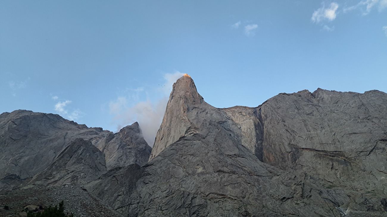 Pyramide du Pamir, vallée de Karavshin, Ak-su, Pamir Alai, Kirghizistan, Papa Ionut, Alex Manoliu - Pamir Rainy Avenue sur la pyramide du Pamir, Karavshin, Ak-su : 