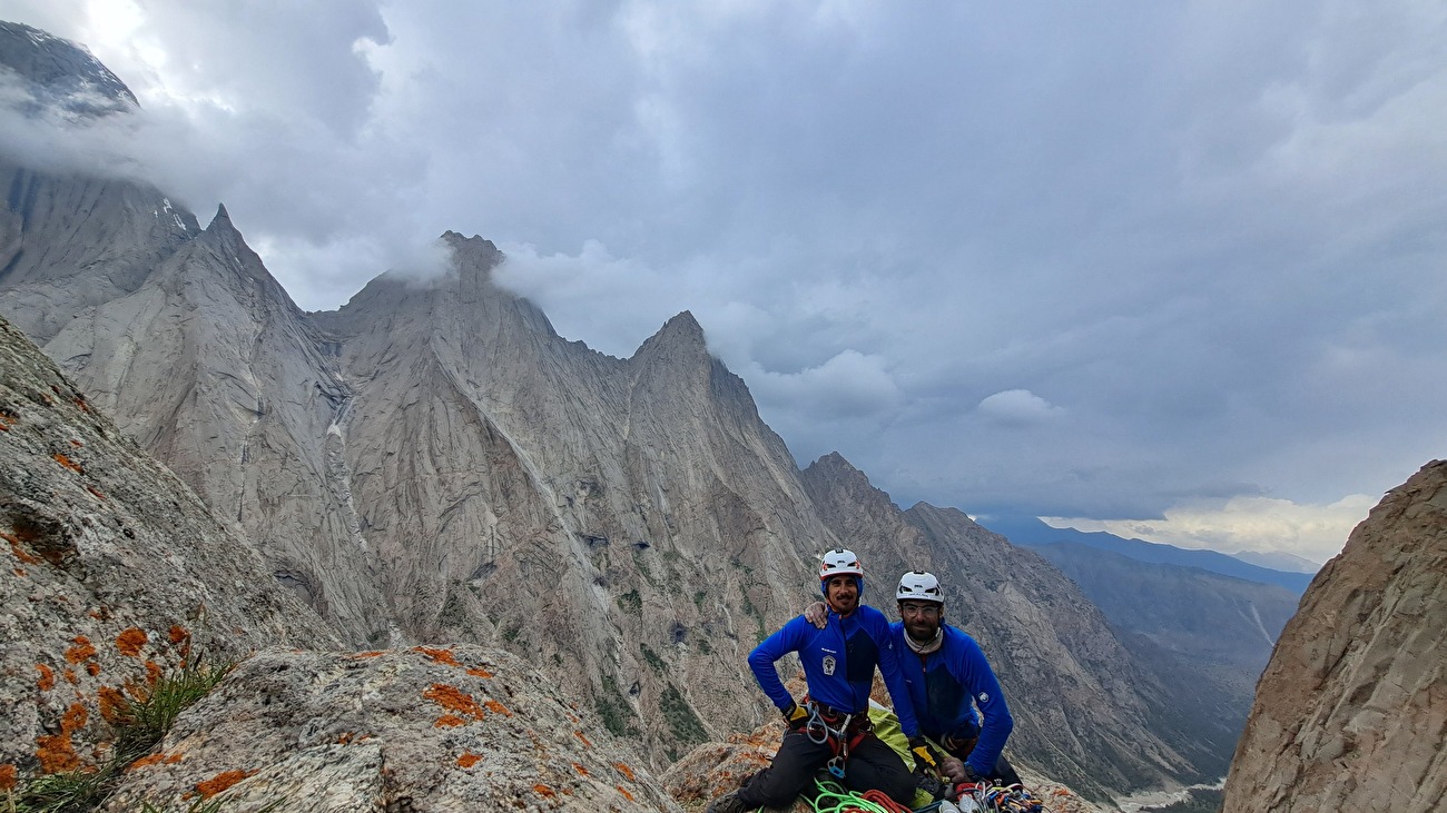 Pyramide du Pamir, vallée de Karavshin, Ak-su, Pamir Alai, Kirghizistan, Papa Ionut, Alex Manoliu - Papa Ionut et Alex Manoliu au sommet de la « Pamir Rainy Avenue » sur la pyramide du Pamir, Karavshin, Ak-su, 07/2024