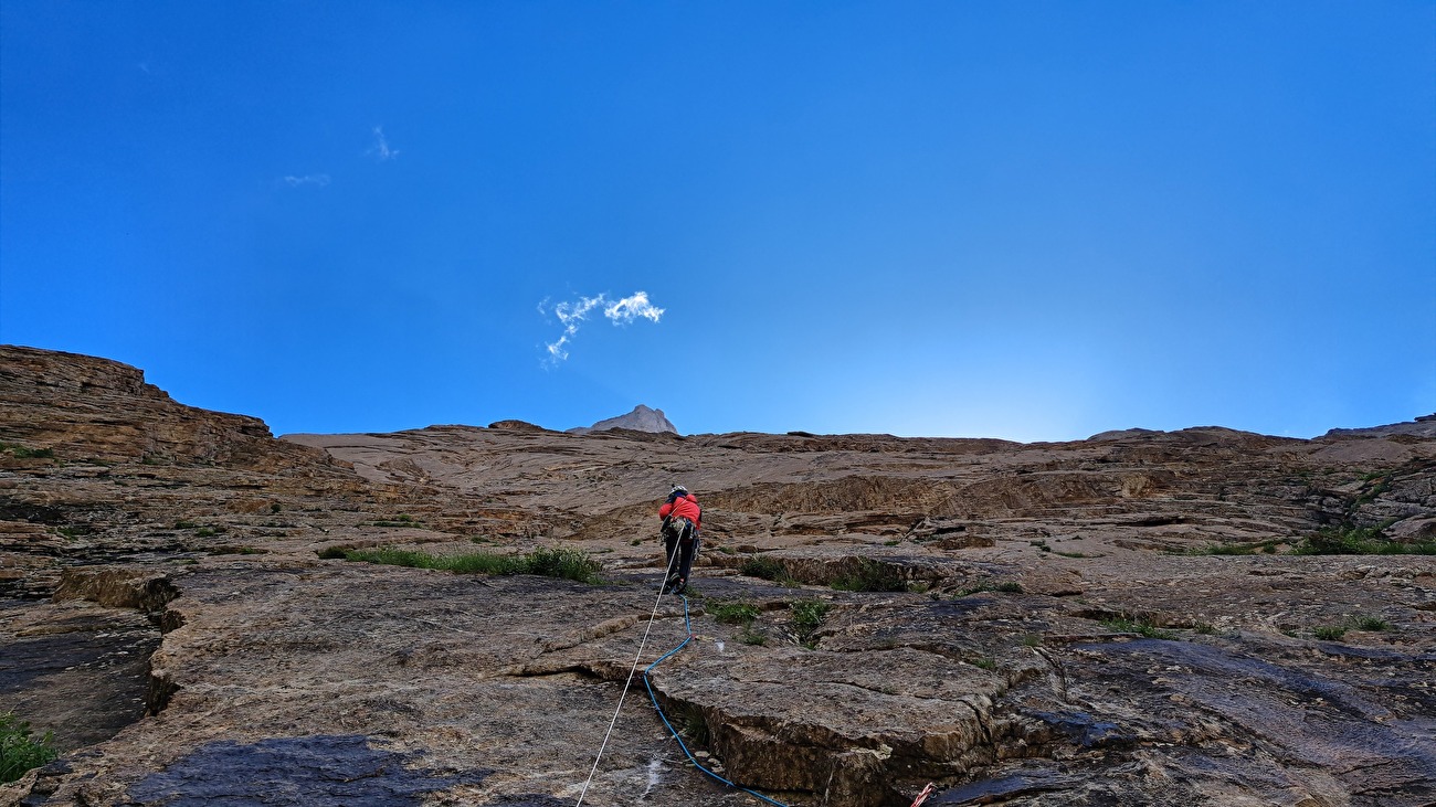 Pyramide du Pamir, vallée de Karavshin, Ak-su, Pamir Alai, Kirghizistan, Papa Ionut, Alex Manoliu - Pamir Rainy Avenue sur la pyramide du Pamir, Karavshin, Ak-su (Papa Ionut, Alex Manoliu 07/2024) : emplacement 1