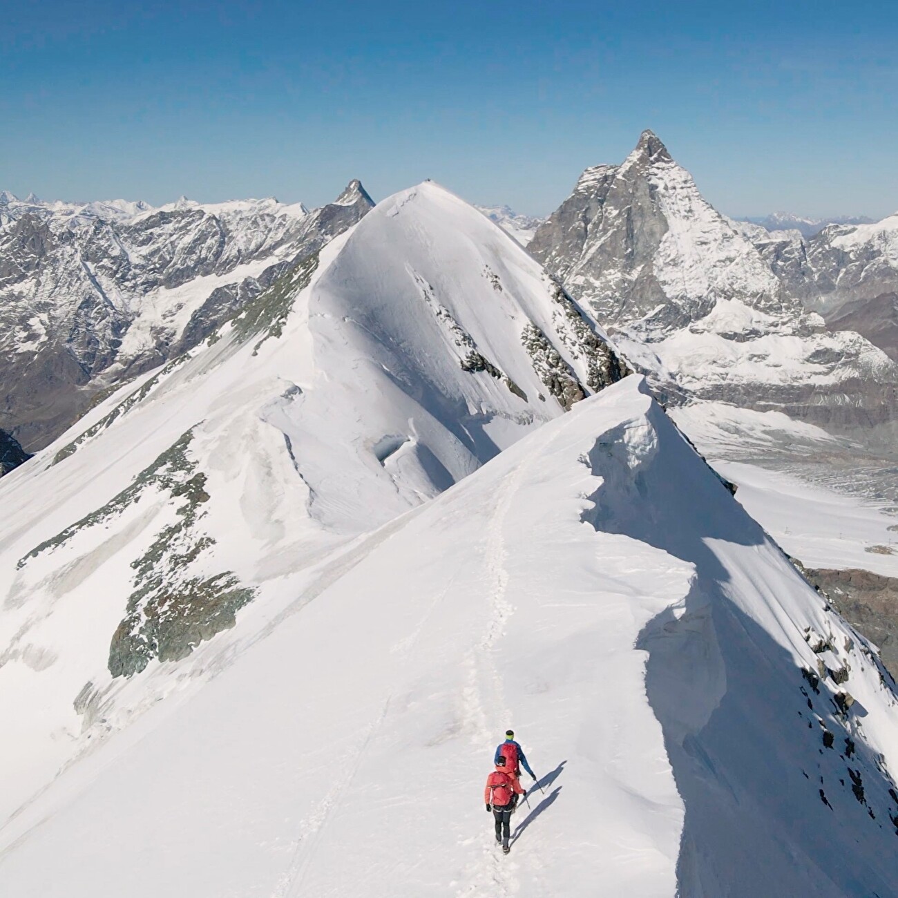 Alpinisme sur les glaciers en tant que pionniers, à la recherche des grands sommets alpins avec CAMP