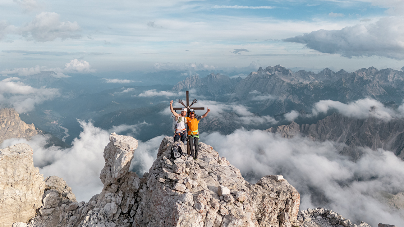 Dani Arnold, Simon Gietl, Sexten Dolomites, SextenDoloExtrem, Einserkofel, Zwölferkofel, Cima Grande di Lavaredo - Dani Arnold et Simon Gietl au sommet de la Cima Grande di Lavaredo lors de leur projet 'SextenDoloExtrem' visant à enchaîner Einserkofel, Zwölferkofel et Cima Grande di Lavaredo dans une seule journée le 08/09/2024