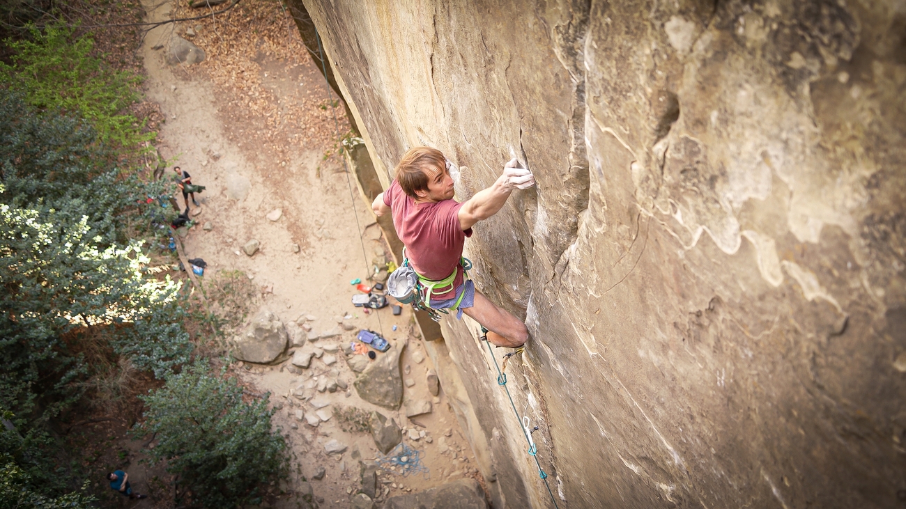 Sébastien Berthe, Le Voyage, Annot, France - Seb Berthe s'élance sur Le Voyage (8b+/E10) à Annot en France. Gravie pour la première fois par James Peason en 2017, elle est considérée comme l'une des voies trad les plus difficiles de France.