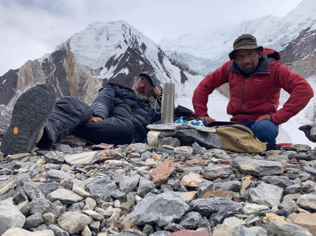 Sergueï Nilov périt à Gasherbrum IV, Mikhaïl Mironov et Sergueï Mironov en sécurité à Skardu