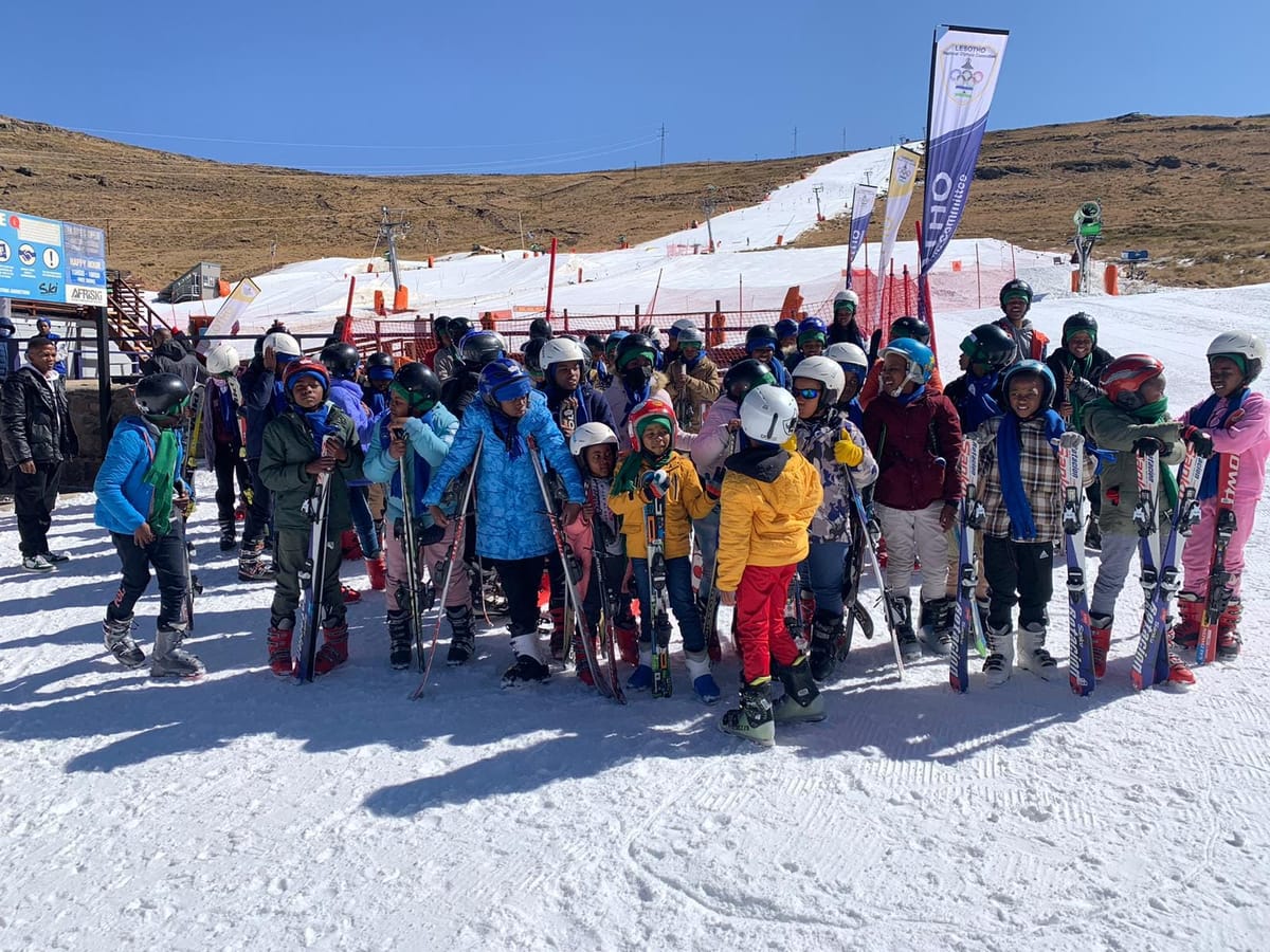 Une station de ski africaine célèbre les Jeux olympiques en faisant skier 100 jeunes