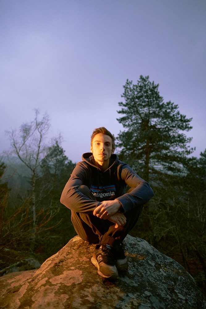 Simon Lorenzi - L'alpiniste belge Simon Lorenzi après avoir réalisé la première ascension de Soudain seul (Big island assis) à Fontainbleau en France