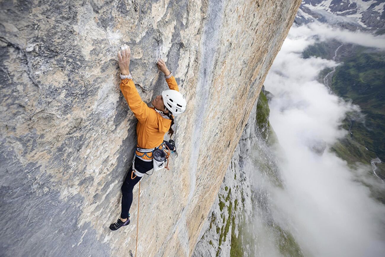 Katherine Choong Zahir, Wenden, Suisse - La grimpeuse suisse Katherine Choong réalise la première ascension féminine de Zahir (8b+, 300 m) à Wenden, Suisse, le 02/09/2024