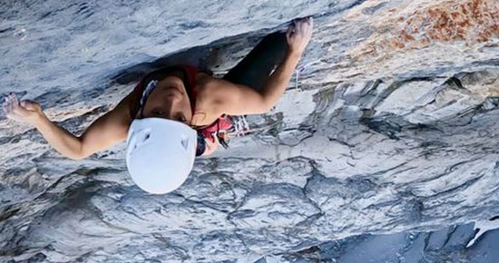 Katherine Choong - Katherine Choong répétant 'Hattori Hanzo' (8b+, 7 longueurs) sur la face Nord du Titlis à Engelberg en Suisse