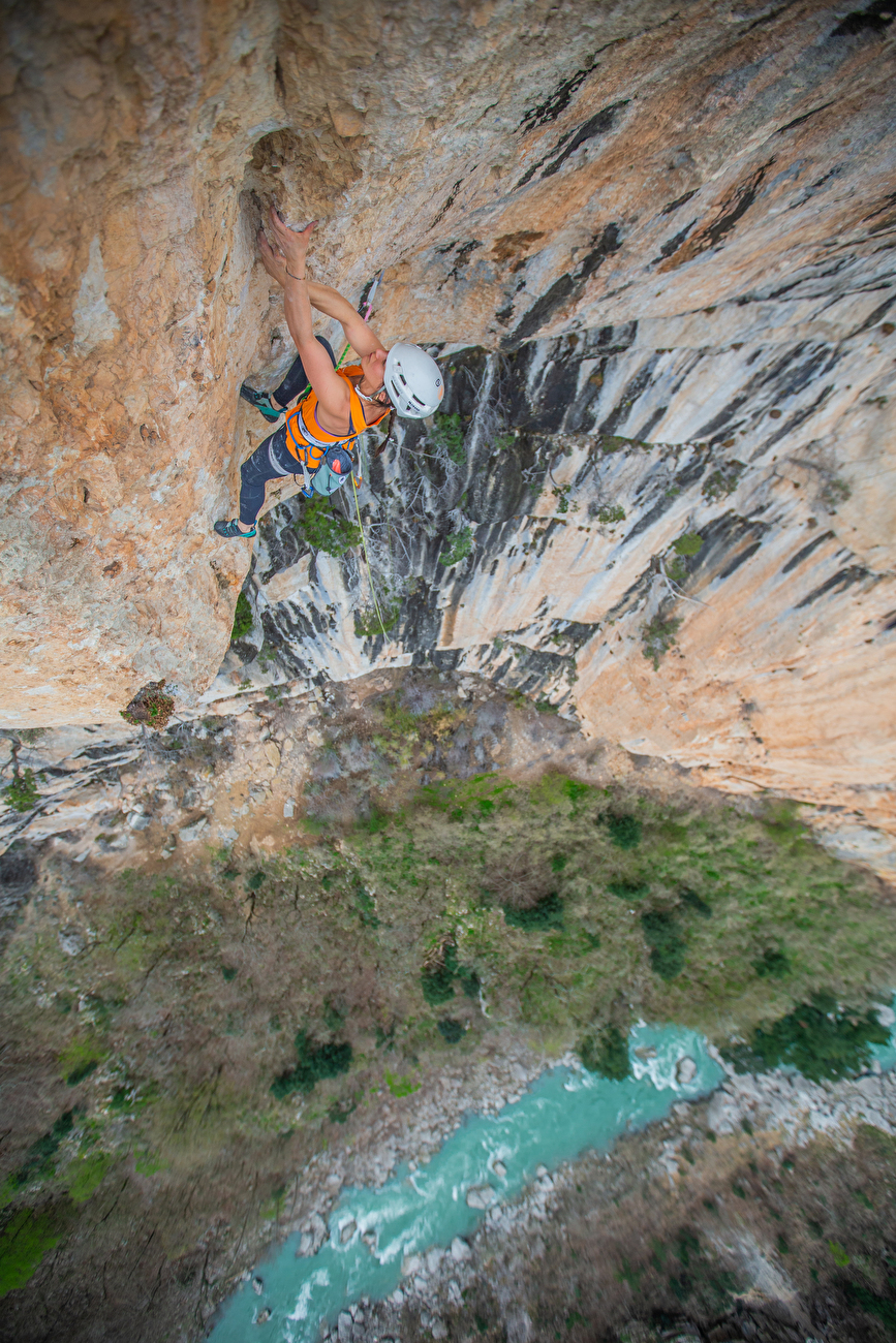 Katherine Choong - Katherine Choong escalade 'La Fiesta de Los Metallos' (200m, 8b) dans les gorges du Verdon, France.