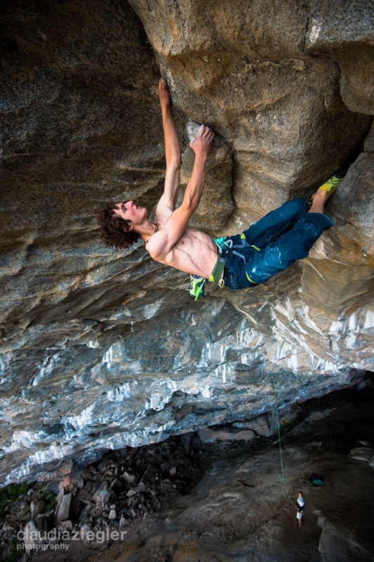 Adam Ondra - Adam Ondra réalise la première ascension du Move 9b/+ dans la grotte Hanshelleren à Flatanger, Norvège (08/2013)