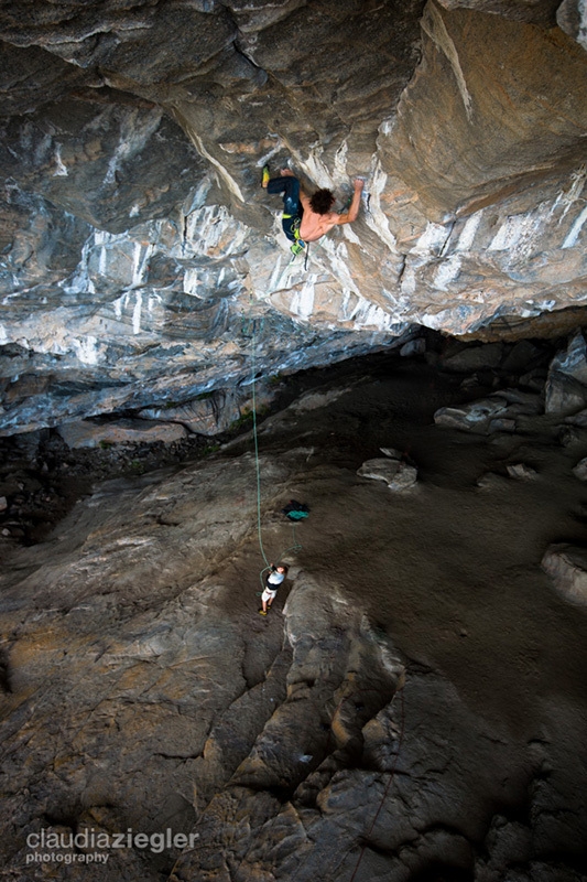 Adam Ondra - Adam Ondra réalise la première ascension du Move 9b/+ dans la grotte Hanshelleren à Flatanger, Norvège (08/2013)