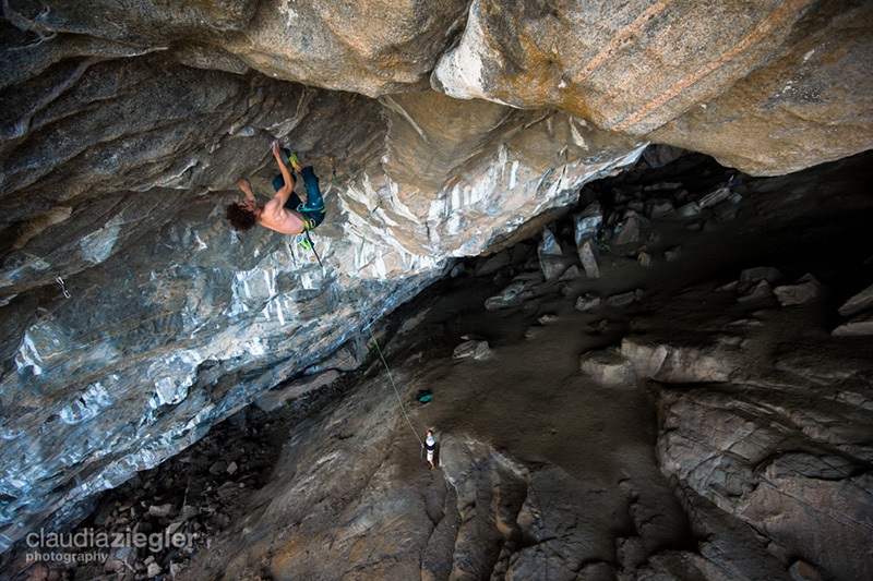 Adam Ondra - Adam Ondra réalise la première ascension du Move 9b/+ dans la grotte Hanshelleren à Flatanger, Norvège (08/2013)