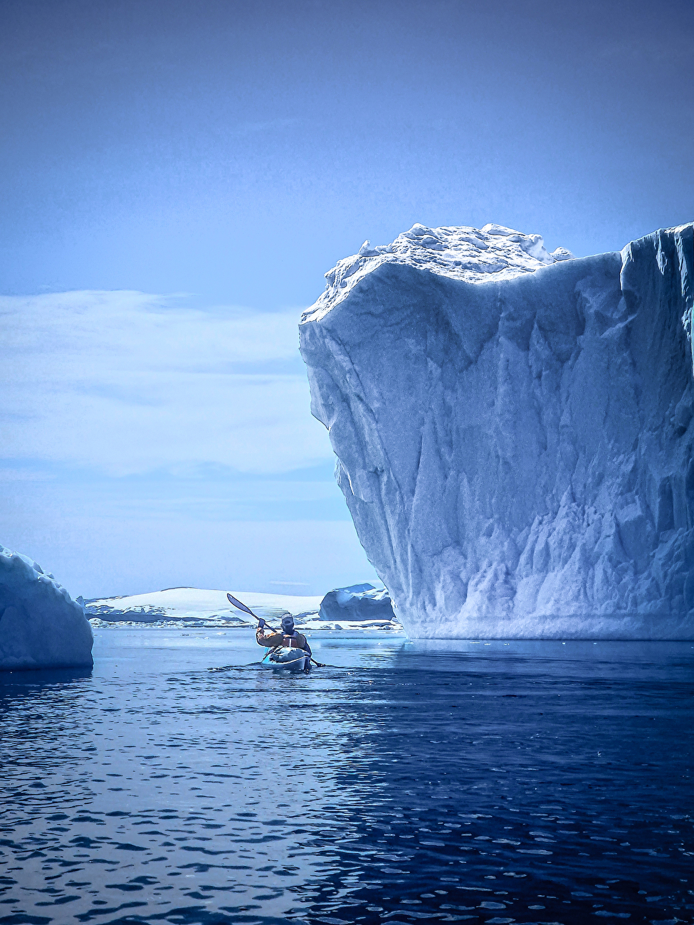 Odissea Borealis, Groenland, Matteo Della Bordella, Alex Gammeter, Silvan Schüpbach, Symon Welfringer - Kayak avant de faire la première ascension de 'Odissea Borealis' sur la face nord-ouest de Drøneren au Groenland (Matteo Della Bordella, Alex Gammeter, Silvan Schüpbach, Symon Welfringer, été 2024)