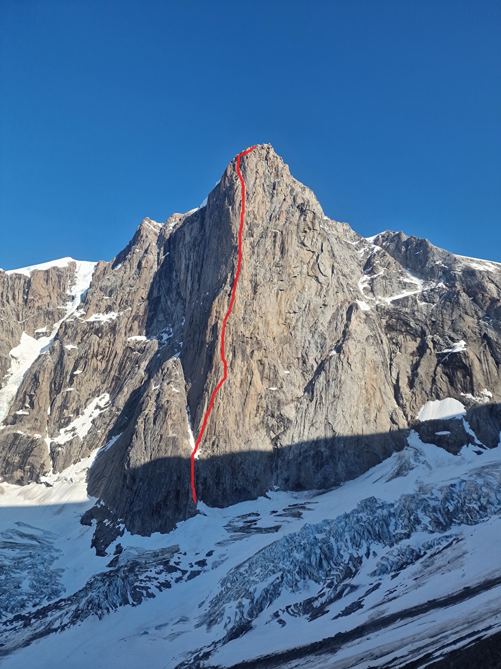 Odissea Borealis, Groenland, Matteo Della Bordella, Alex Gammeter, Silvan Schüpbach, Symon Welfringer - La ligne de l'itinéraire 'Odissea Borealis' sur la face nord-ouest du Drøneren au Groenland, gravie pour la première fois par Matteo Della Bordella, Alex Gammeter, Silvan Schüpbach et Symon Welfringer en été 2024