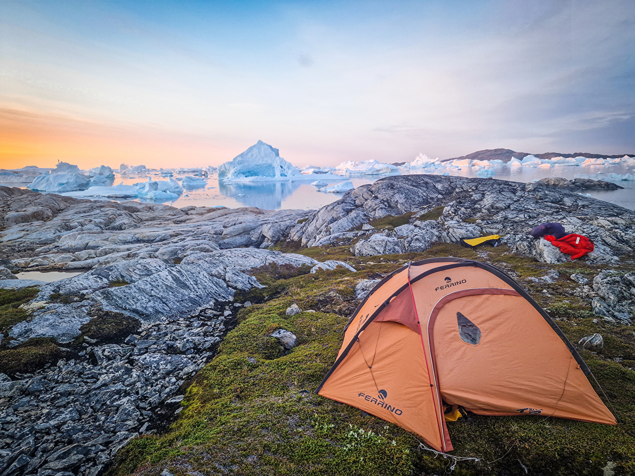 Odissea Borealis, Groenland, Matteo Della Bordella, Alex Gammeter, Silvan Schüpbach, Symon Welfringer - Camping lors de la première ascension de 'Odissea Borealis' sur la face nord-ouest du Drøneren au Groenland (Matteo Della Bordella, Alex Gammeter, Silvan Schüpbach, Symon Welfringer, été 2024)