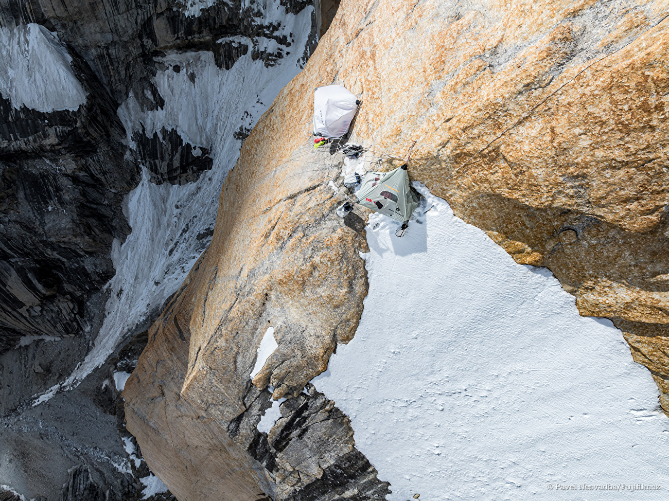 Grand Diedre Desplomando, Trango Tower - Le 4ème et dernier camp au sommet du terrain n°14 du Grand Diedre Desplomando, Trango Tower (Tomáš Buček, František Bulička, Martin Krasňanský, Michal Mikušinec, été 2024)