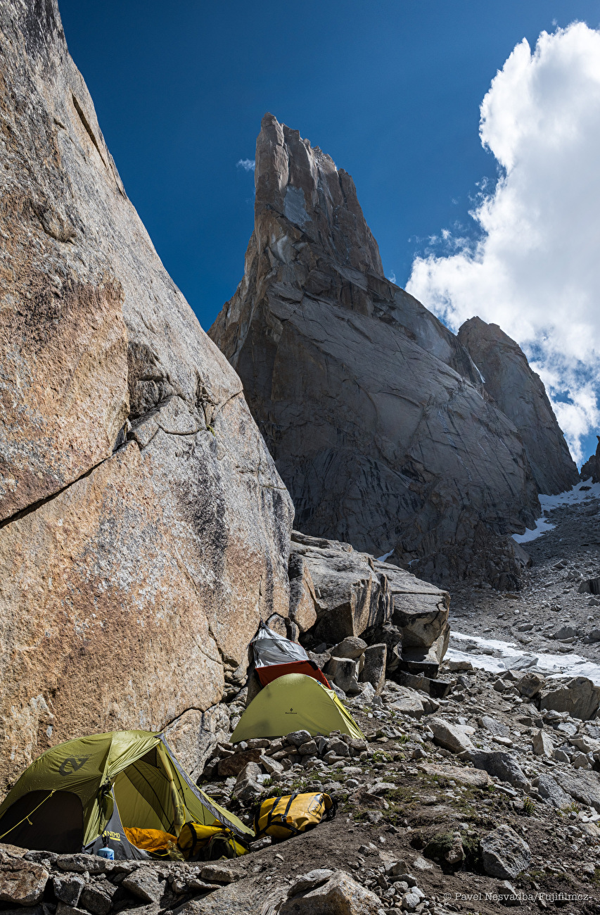 Grand Diedre Desplomando, Tour Trango - Camp ABC à 4800m d'altitude, partagé avec Stefano Ragazzo et l'expédition basque, Grand Diedre Desplomando, Tour Trango (Tomáš Buček, František Bulička, Martin Krasňanský, Michal Mikušinec, été 2024)