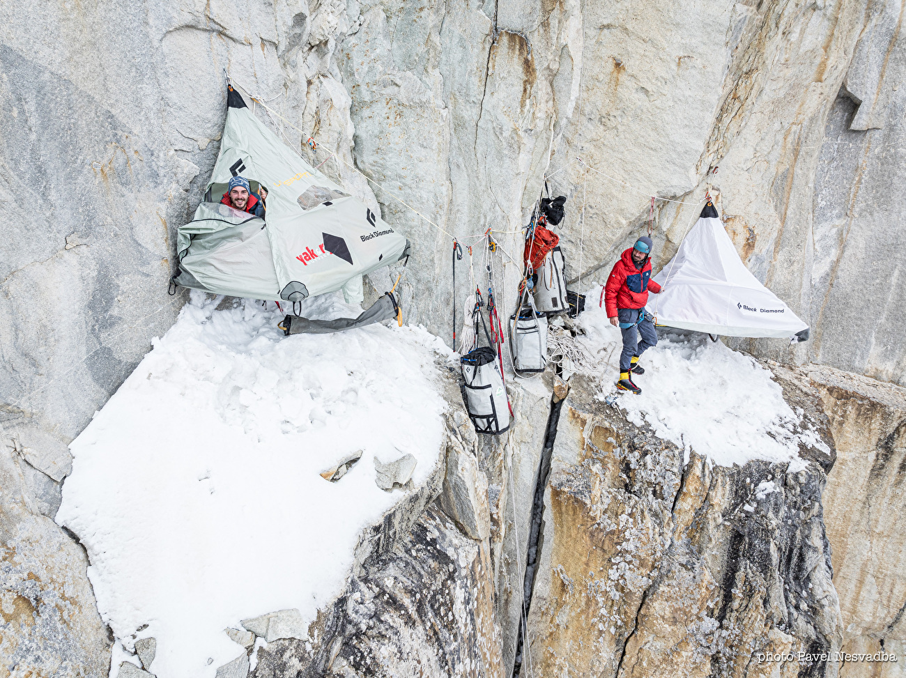 Grand Diedre Desplomando, Trango Tower - Le 1er camp au sommet du 2ème terrain, Grand Diedre Desplomando, Trango Tower (Tomáš Buček, František Bulička, Martin Krasňanský, Michal Mikušinec, été 2024)