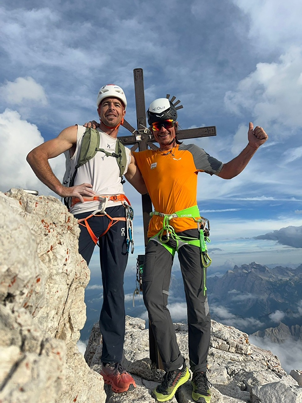 Dani Arnold, Simon Gietl, Sexten Dolomites, SextenDoloExtrem, Einserkofel, Zwölferkofel, Cima Grande di Lavaredo - Dani Arnold et Simon Gietl au sommet de la Cima Grande di Lavaredo lors de leur projet 'SextenDoloExtrem' visant à enchaîner Einserkofel, Zwölferkofel et Cima Grande di Lavaredo dans une seule journée le 08/09/2024