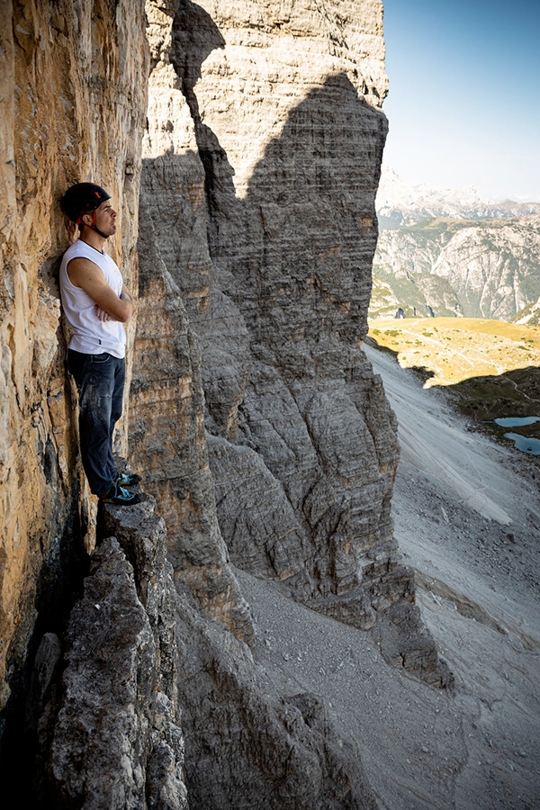 Dani Arnold - Dani Arnold gravit la route Comici - Dimai jusqu'à Cima Grande di Lavaredo, Tre Cime di Lavaredo, Dolomites, en 46 minutes et 30 secondes