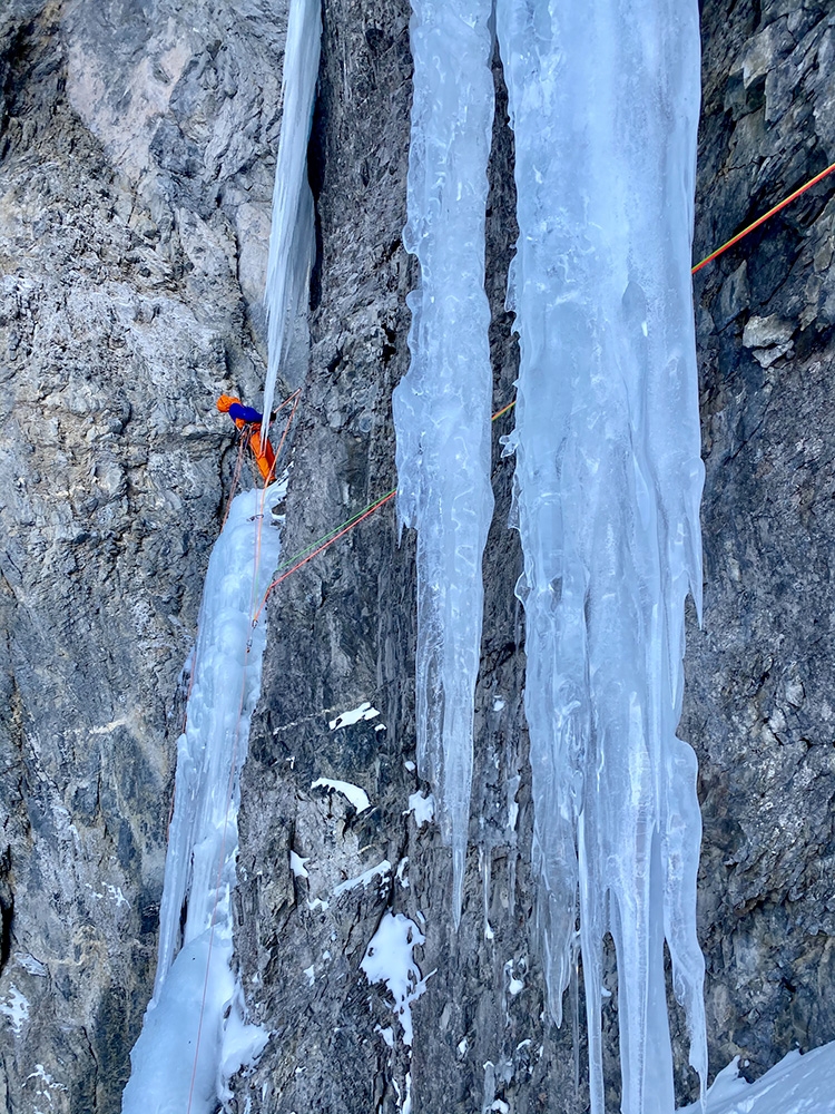 Gross Ruchen, Suisse, Dani Arnold, Roger Schäli - Dani Arnold et Roger Schäli installent Egidius sur la face nord de Gross Ruchen en Suisse (21/11/2020)