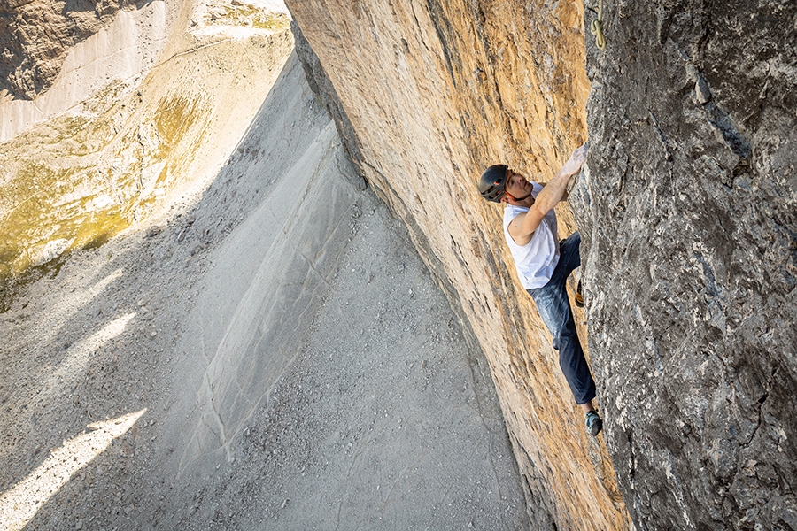 Dani Arnold - Dani Arnold gravit la route classique Comici - Dimai jusqu'à Cima Grande di Lavaredo, Tre Cime di Lavaredo, Dolomites, en 46 minutes et 30 secondes. Ascensé pour la première fois par Emilio Comici, Giovanni et Angelo Dimai en 1933, le Comici est l'exemple classique absolu de l'escalade dans les Dolomites.