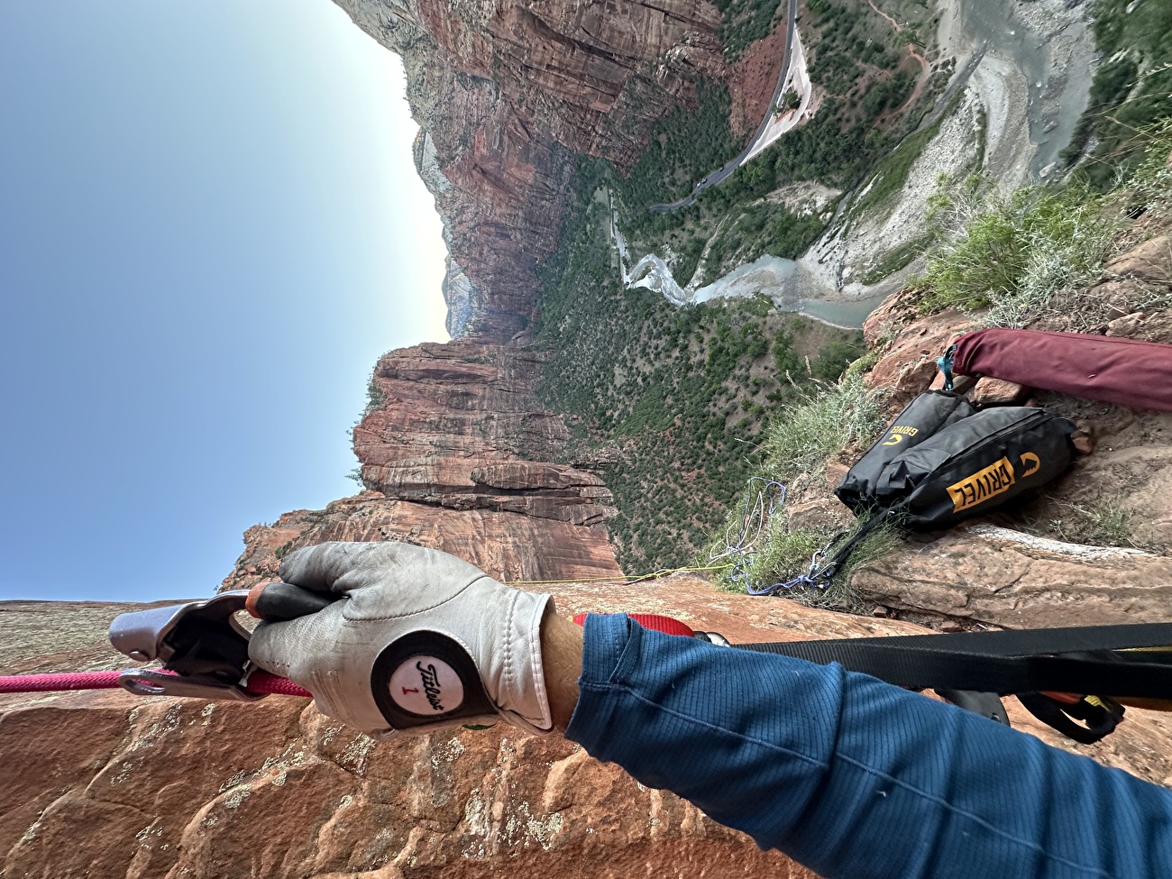 Nate Brown, Civil Disobedience, Angels Landing, Zion Canyon, USA - Nathan Brown réalise la première ascension de « Civil Disobedience » sur la face nord d'Angels Landing, Zion Canyon, USA