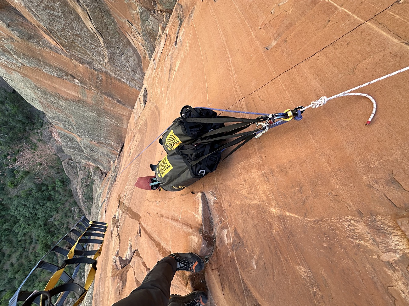 Nate Brown, Civil Disobedience, Angels Landing, Zion Canyon, USA - Nathan Brown réalise la première ascension de « Civil Disobedience » sur la face nord d'Angels Landing, Zion Canyon, USA