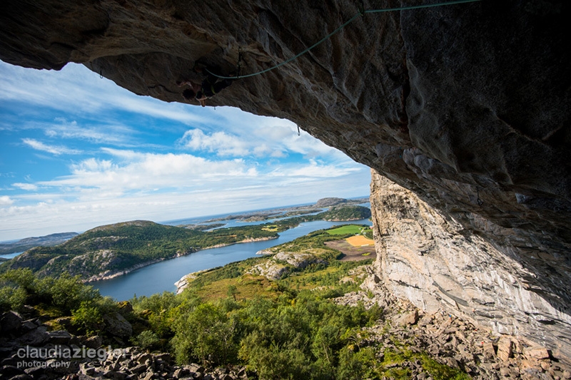 Adam Ondra - Adam Ondra réalise la première ascension du Move 9b/+ dans la grotte Hanshelleren à Flatanger, Norvège (08/2013)