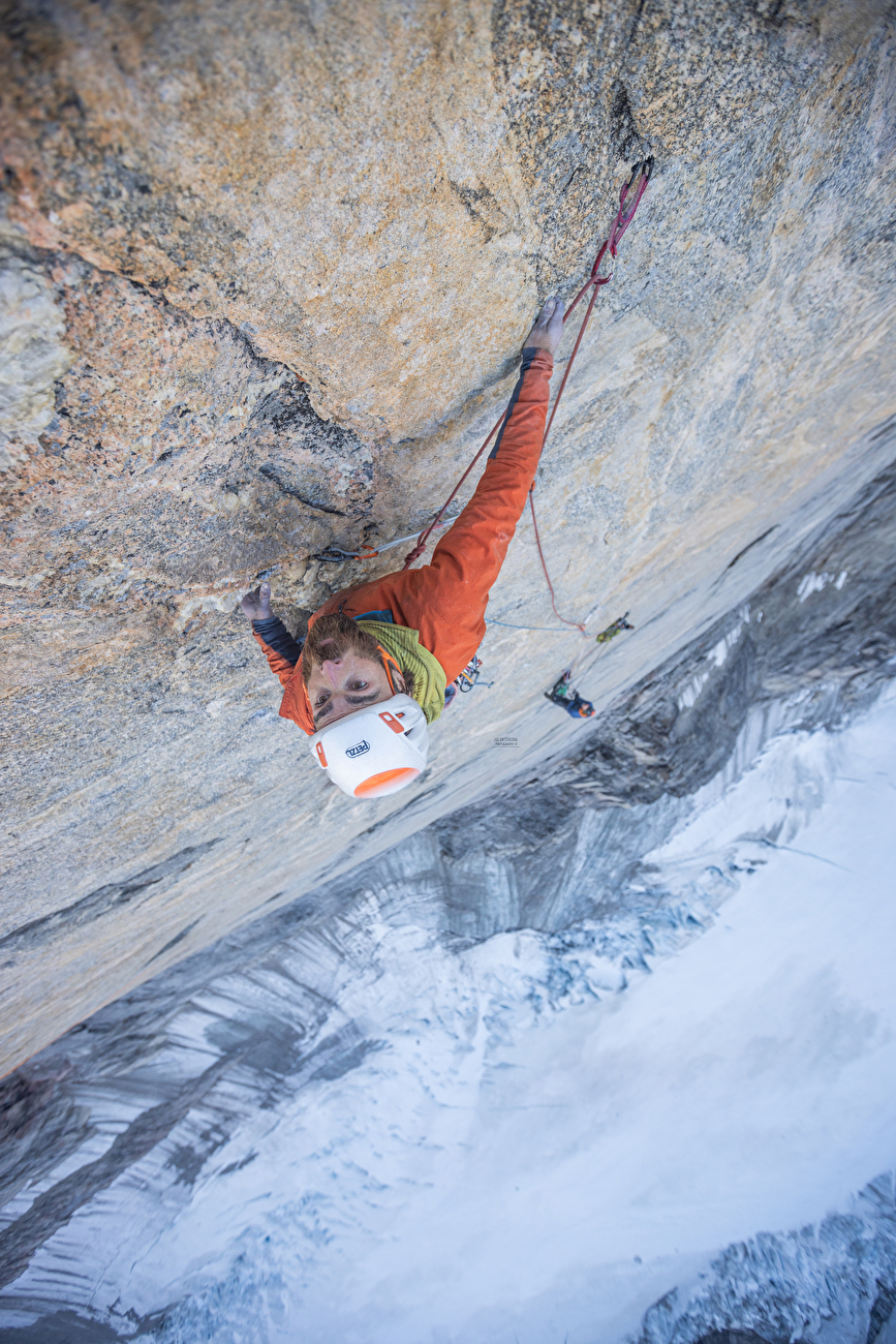 Mirror Wall, Groenland, Julia Cassou, Sean Warren, Pete Whittaker, Sean Villanueva O'Driscoll - Sean Villanueva O'Driscoll réalisant la première ascension de 'Ryu-shin' sur Mirror Wall au Groenland (Julia Cassou, Sean Warren, Pete Whittaker, Sean Villanueva été 2024)