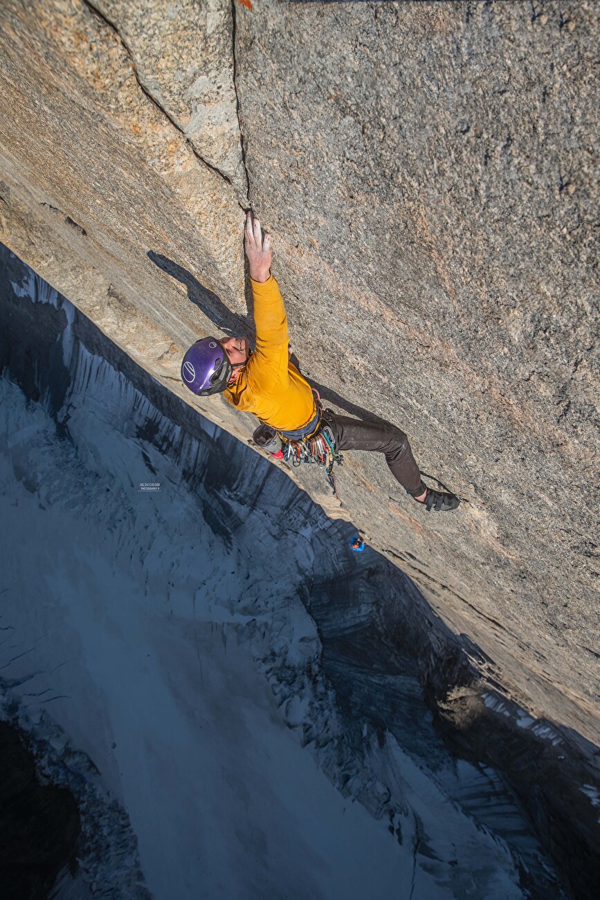 Mirror Wall, Groenland, Julia Cassou, Sean Warren, Pete Whittaker, Sean Villanueva O'Driscoll - Pete Whittaker effectuant la première ascension de 'Ryu-shin' sur Mirror Wall au Groenland (Julia Cassou, Sean Warren, Pete Whittaker, Sean Villanueva été 2024)