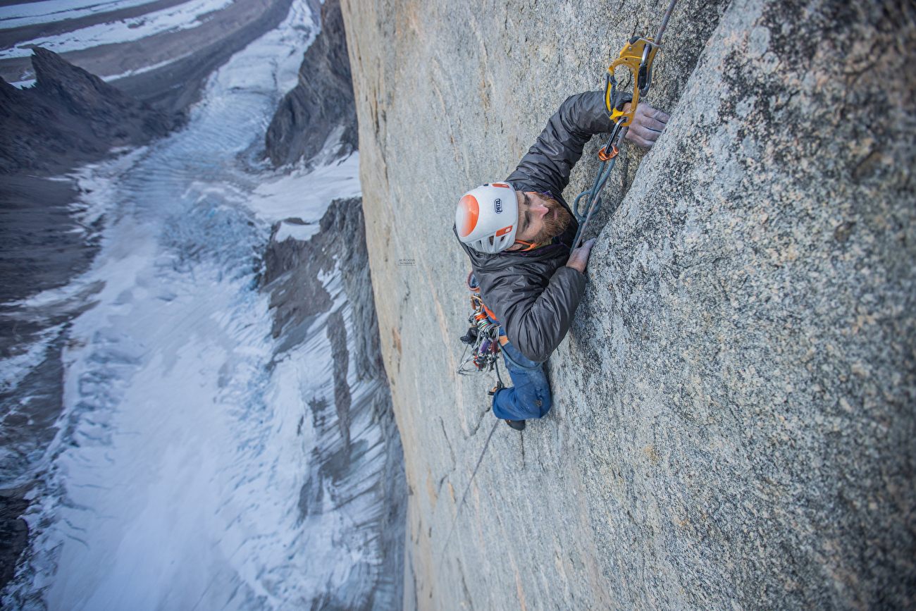 Mur miroir, Groenland, Julia Cassou, Sean Warren, Pete Whittaker, Sean Villanueva O'Driscoll - Sean Villanueva O'Driscoll travaille des sections de 'Ryu-shin' sur Mirror Wall au Groenland (Julia Cassou, Sean Warren, Pete Whittaker, Sean Villanueva été 2024)