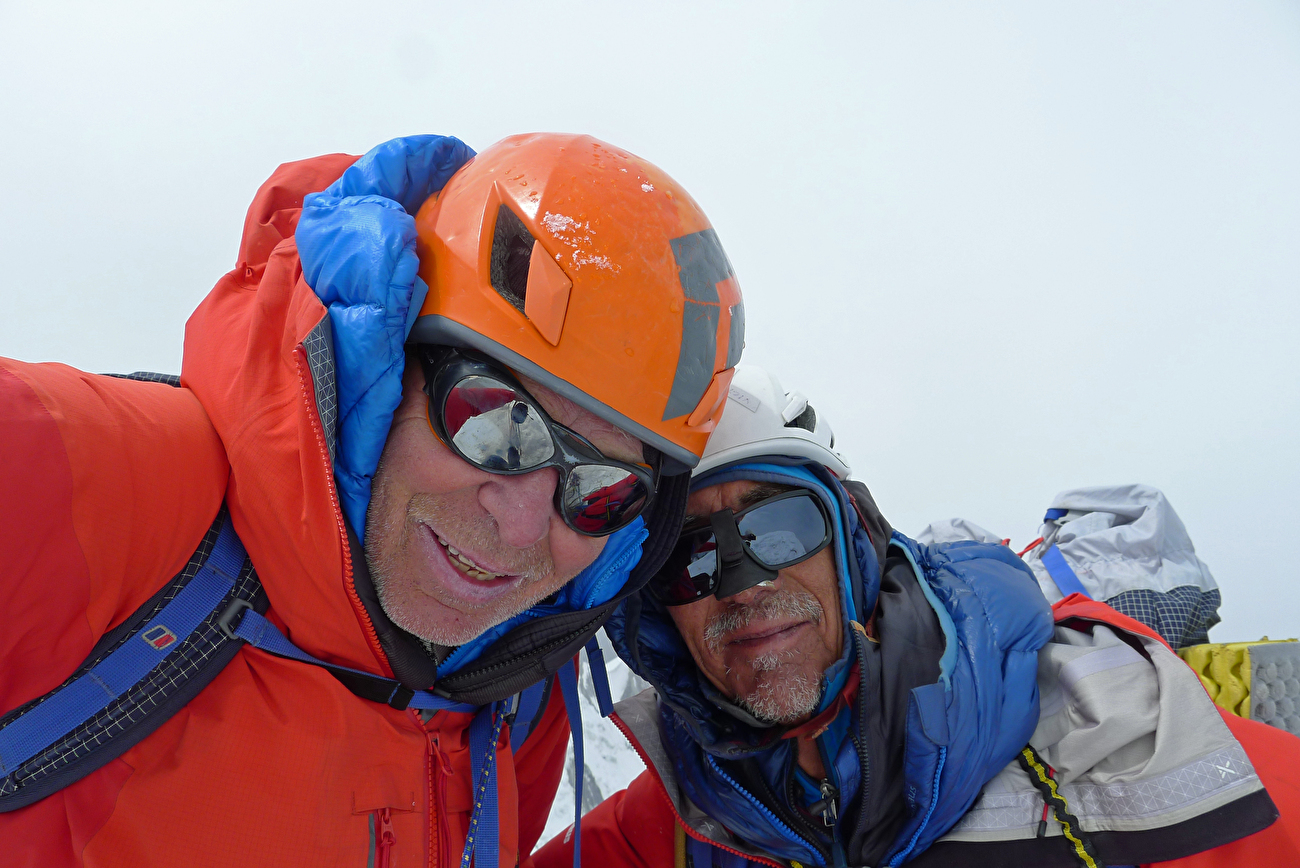 Mick Fowler et Victor Saunders réalisent la première ascension du Yawash Sar (6258 m) au Karakorum