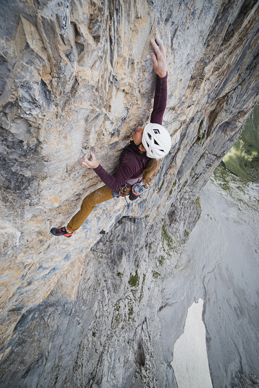 Nemuel Feurle, Jacopo Larcher et Babara Zangerl répètent la Septième Direction (8c, 220m) à Rätikon