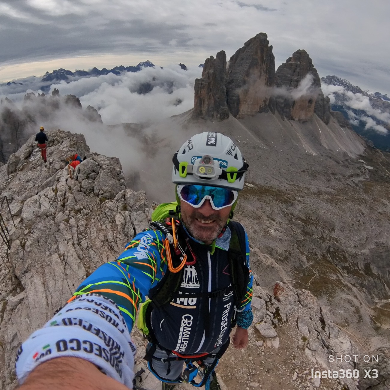 Tre Cime di Lavaredo, Dolomites - Moreno Pesce au sommet du Monte Paterno, avec Tre Cime di Lavaredo en arrière-plan