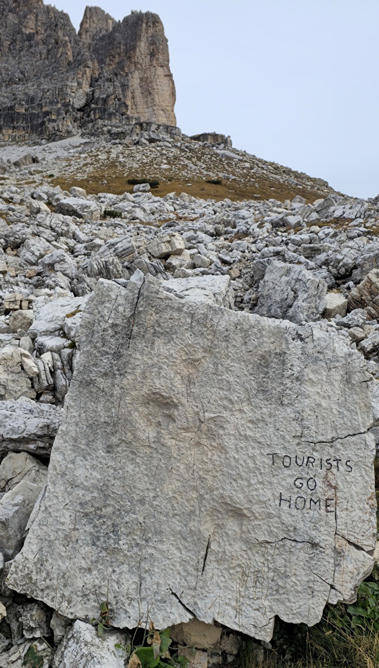 Tre Cime di Lavaredo, Dolomites - Les touristes rentrent chez eux, le rocher vandalisé avec des empreintes de dinosaures à Tre Cime di Lavaredo, Dolomites