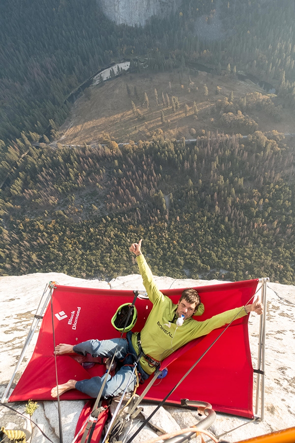 Klaas Willems, fibrose kystique, coronavirus - Klaas Willems sur El Capitan, à 700 mètres au-dessus du fond de la vallée de Yosemite, faisant une thérapie par aérosol pour sa fibrose kystique lors d'une ascension de 6 jours du mur de Pre-muir avec ses compatriotes belges Nicolas Favresse et Sean Villanueva O 'Driscoll. « Je préfère faire ma thérapie à l'extérieur plutôt qu'à l'hôpital. Bons souvenirs de 2017'