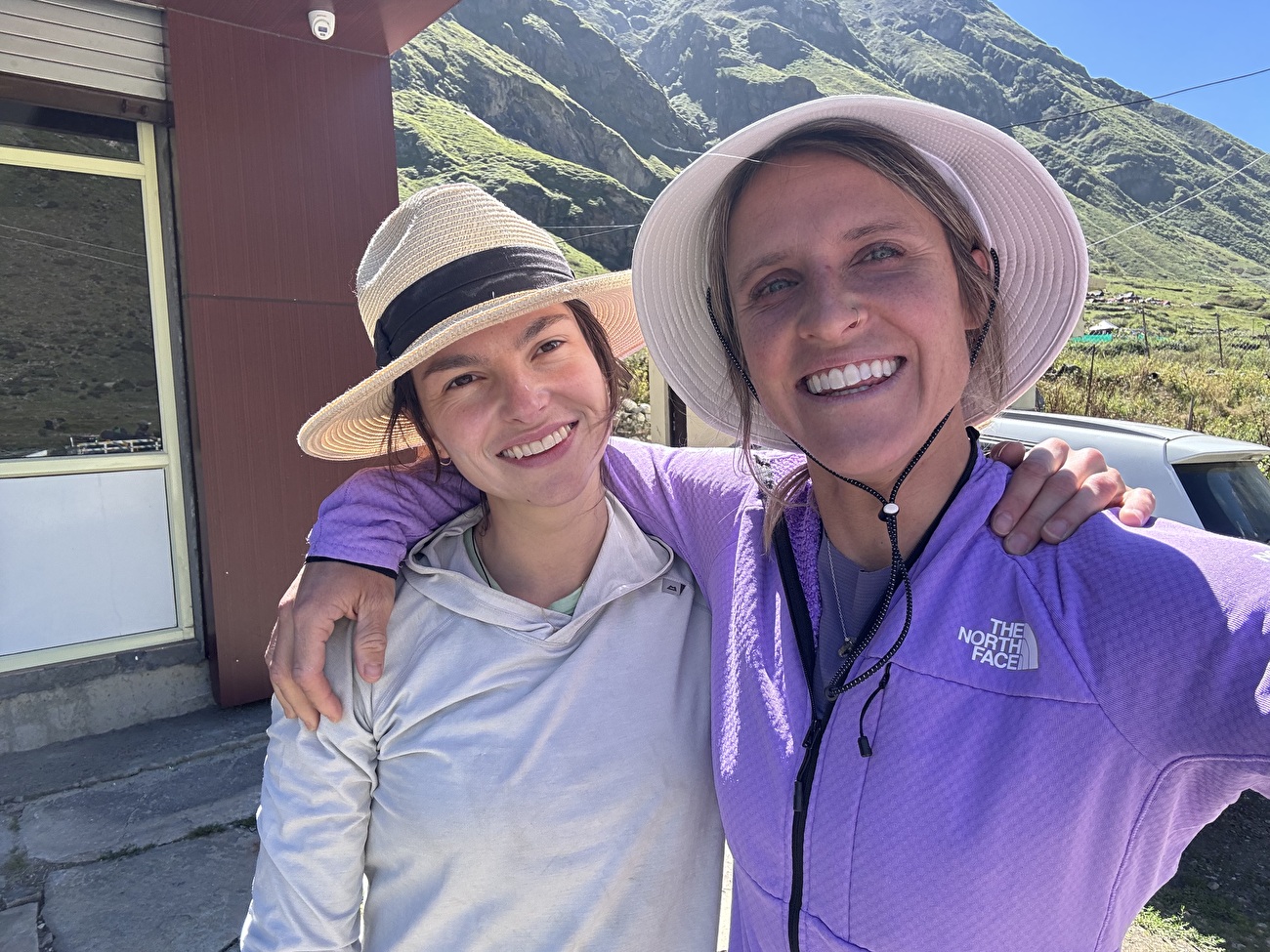 Michelle Dvorak et Fay Manners sauvées sur Chaukhamba III