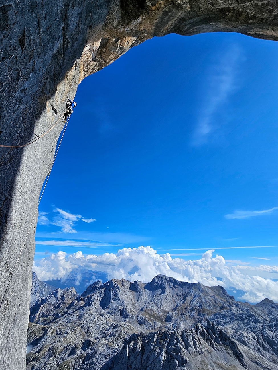 Peña Santa de Castilla, Picos de Europa, Espagne, Eneko Pou, Iker Pou - Iker Pou faisant la première ascension du 'Truenu' sur Peña Santa de Castilla, Picos de Europa, Espagne, été 2024