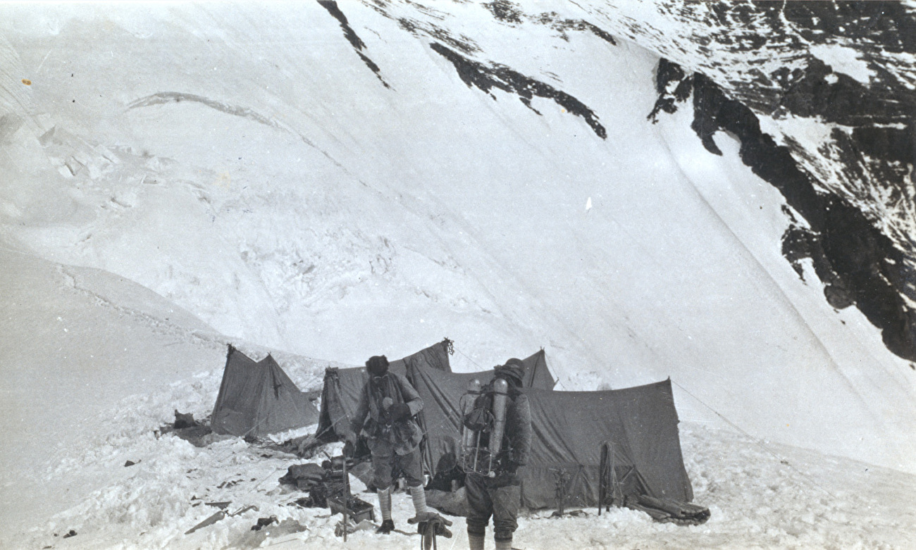 Andrew Irvine, Everest, Sandy Irvine - George Mallory et Andrew Irvine quittant le col nord de l'Everest pour la dernière ascension en 1924. C'est la dernière image prise de Mallory (à gauche) et Sandy Irvine partant pour le col nord de l'Everest. 