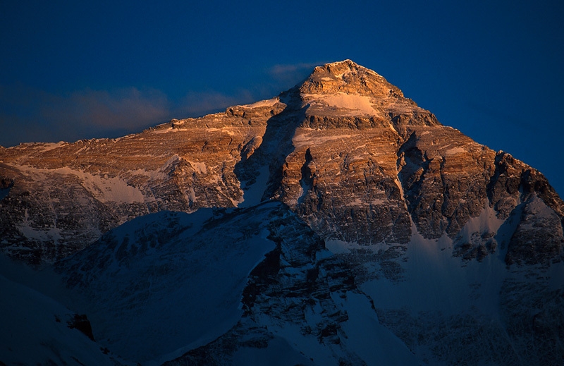 Everest - Everest depuis le nord, avec la deuxième marche à mi-chemin de la crête.