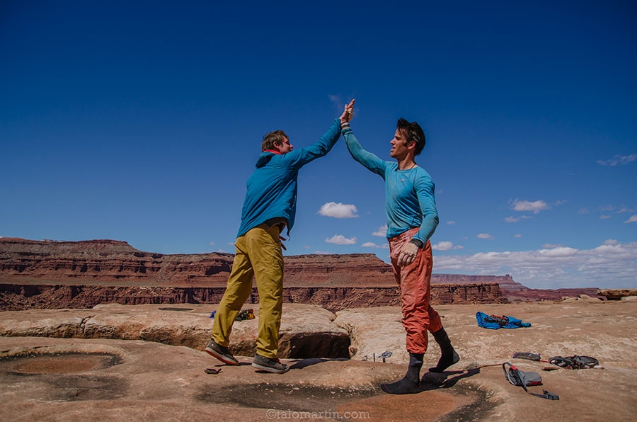 Canyonlands arrampicata - Pete Whittaker et Tom Randall après leur première ascension du Black Mamba, une ascension de crack traditionnelle de 5,14b dans les Canyonlands, États-Unis.