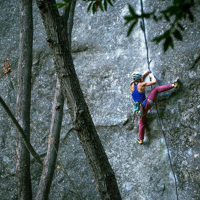 Hazel Findlay - Hazel Findlay escalade la Magic Line à Yosemite. L'ascension a été gravie pour la première fois par Ron Kauk en 1996 avec un équipement pré-placé, et grimpée pour la première fois sans équipement pré-placé par son fils Lonnie Kauk en 2018.