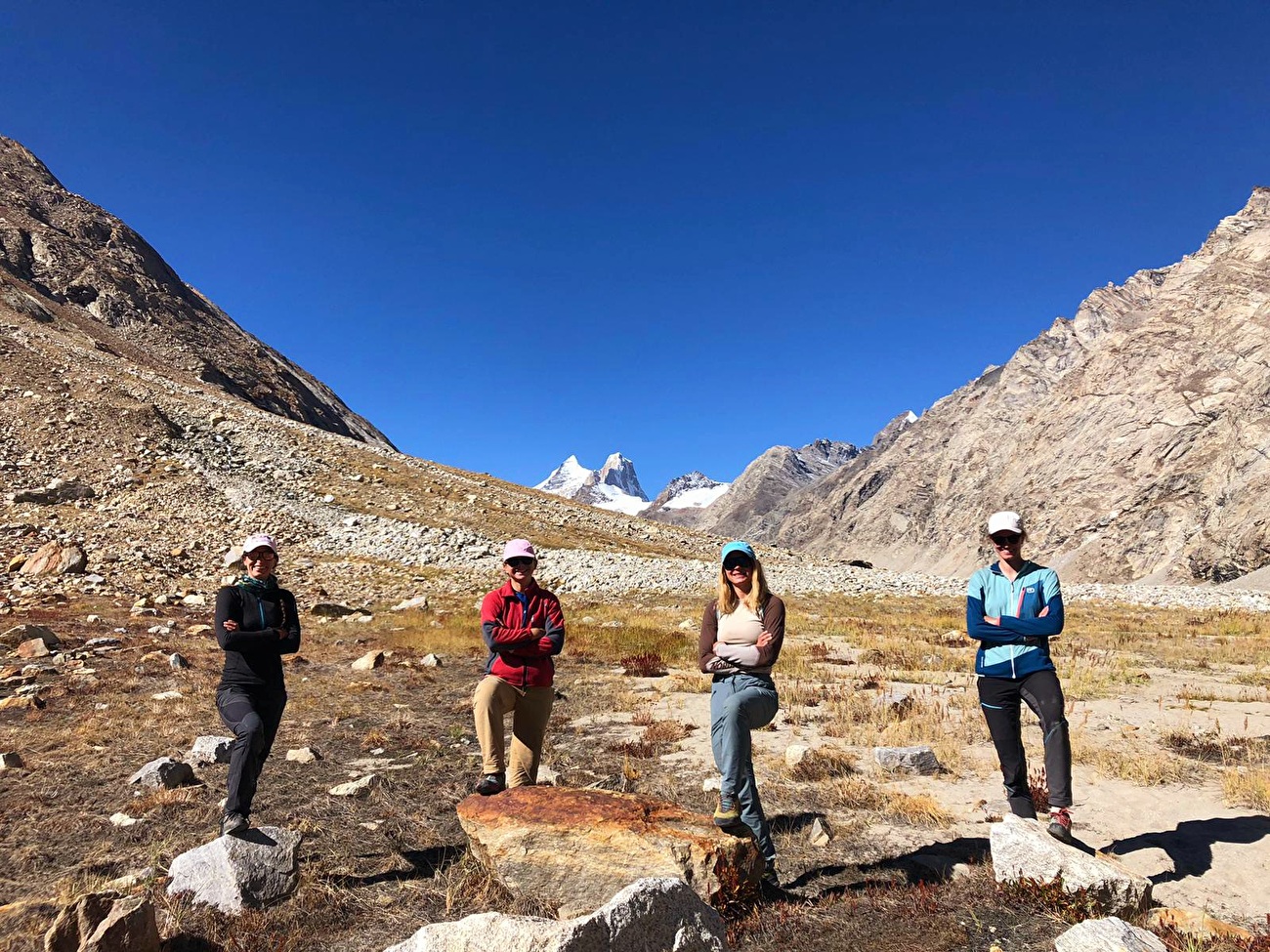 Expédition féminine de Lalung, Inde, Ana Baumgartner, Urša Kešar, Anja Petek, Patricija Verdev - Photo de groupe de l'expédition féminine indienne de l'Himalaya 2024 au camp de base : Urša Kešar, Patricija Verdev, Anja Petek et Ana Baumgartner