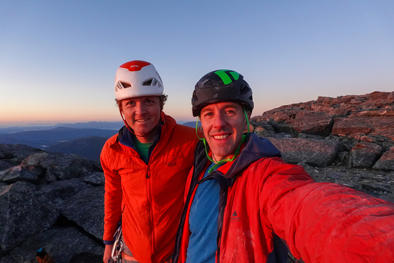 Stetind Norvège, Dave MacLeod, Calum Muskett - Calum Muskett et Dave MacLeod effectuent la première ascension du « Line Dancing » (800 m, E5 6b) sur la face sud-ouest de Stetind en Norvège, 02/09/2024