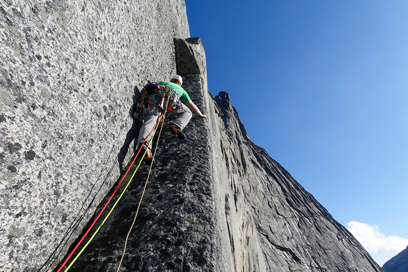 Stetind Norvège, Dave MacLeod, Calum Muskett - Calum Muskett réalise la première ascension du « Line Dancing » (800 m, E5 6b) sur la face sud-ouest de Stetind en Norvège, 09/2024